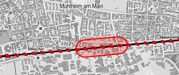 Das Bild zeigt eine Karte von Mühlheim am Main. Eine Bahnstrecke verläuft durch die Stadt. Ein Bereich entlang der Strecke ist rot markiert. Die roten Punkte entlang der Linie zeigen Bauarbeiten und betroffene Abschnitte an.