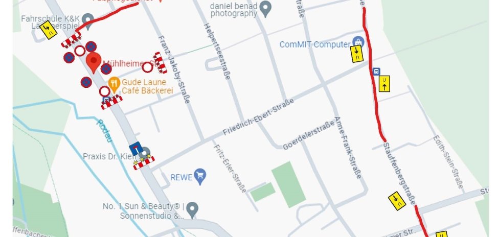 Das Bild zeigt eine Karte von Mühlheim-Lämmerspiel. Auf der Karte sind Straßen, Geschäfte und Haltestellen zu sehen. Eine rote Linie zeigt eine Baustelle. Es gibt viele Baustellen-Symbole. Einige Straßen sind gesperrt. Es werden sechs Bushaltestellen umgebaut. Während der Bauzeit gibt es Änderungen für Busse und den Verkehr.