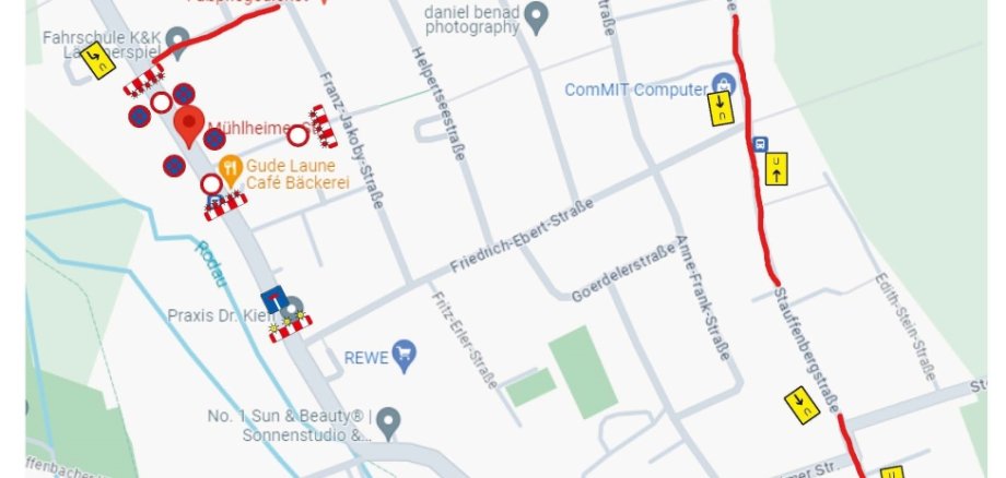 Das Bild zeigt eine Karte von Mühlheim-Lämmerspiel. Auf der Karte sind Straßen, Geschäfte und Haltestellen zu sehen. Eine rote Linie zeigt eine Baustelle. Es gibt viele Baustellen-Symbole. Einige Straßen sind gesperrt. Es werden sechs Bushaltestellen umgebaut. Während der Bauzeit gibt es Änderungen für Busse und den Verkehr.