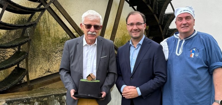 Ludwig Neunobel, Dr. Alexander Krey und Müllerborsch Oliver Volz vor der Brückenmühle
