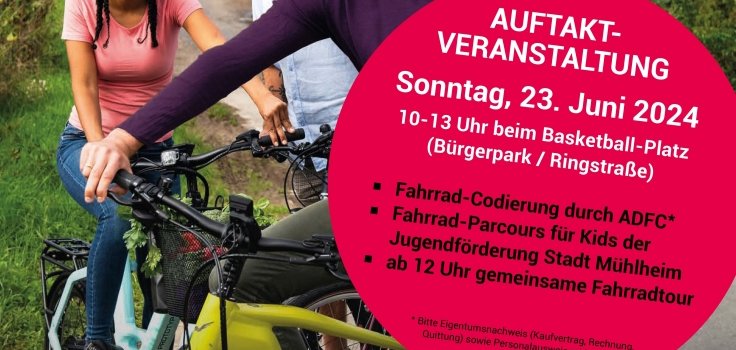 Vier Menschen fahren auf einem Weg Fahrrad. Sie tragen Fahrradhelme und lachen. Im Vordergrund sieht man ein E-Bike. Hinter den Menschen sind Bäume und Büsche. Auf dem Bild steht eine Einladung zur Aktion "Stadtradeln" in Mühlheim. Die Veranstaltung startet am 23. Juni 2024 mit einem Fahrrad-Tag. Es gibt einen Parcours für Kinder, Fahrrad-Codierung und eine gemeinsame Radtour. Die Aktion geht bis zum 13. Juli 2024.