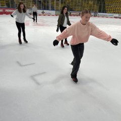 Schülerinnen des Friedrich-Ebert-Gymnasiums bei verschiedenen Aktivitäten im Rahmen der Osterferienaktion