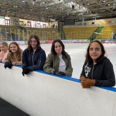 Schülerinnen des Friedrich-Ebert-Gymnasiums bei verschiedenen Aktivitäten im Rahmen der Osterferienaktion
