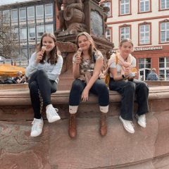 Schülerinnen des Friedrich-Ebert-Gymnasiums bei verschiedenen Aktivitäten im Rahmen der Osterferienaktion