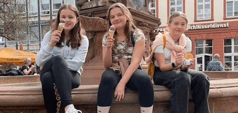 Schülerinnen des Friedrich-Ebert-Gymnasiums bei verschiedenen Aktivitäten im Rahmen der Osterferienaktion