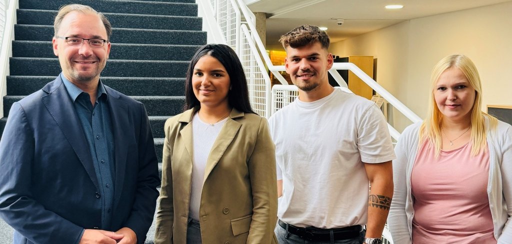 Bürgermeister Dr. Krey und Ausbildungsleiterin Melanie Ebert heißen zwei neue Auszubildende in der Mühlheimer Stadtverwaltung willkommen