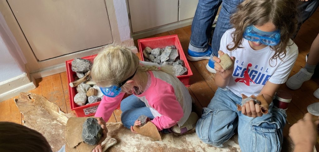 Die Steinzeit mit allen Sinnen erleben