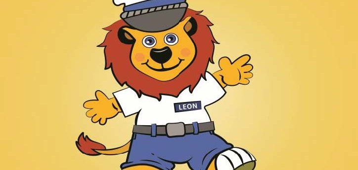 Das Bild zeigt ein Plakat von der Polizei Hessen. Darauf ist Kinderkommissar Leon. Leon ist ein freundlicher Löwe mit einer Polizei-Mütze. Er trägt eine blaue Hose und ein weißes Hemd mit seinem Namen. Er streckt die Arme aus und lächelt. Unter Leon steht groß in roten Buchstaben: HILFE INSEL. Das bedeutet: Hier bekommen Kinder Hilfe, wenn sie sich unsicher fühlen oder Angst haben. Oben rechts steht "Kinderkommissar Leon" in bunten Buchstaben. Leon ist das Maskottchen von diesem Projekt.