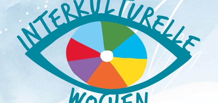 Das Bild zeigt ein Plakat für die Interkulturellen Wochen 2024. Oben steht groß der Titel: "Interkulturelle Wochen". In der Mitte ist ein großes Auge mit bunten Farben. Darunter steht das Motto: "Für Vielfalt und Toleranz!". Das bedeutet: Alle Menschen sind wichtig. Alle sollen gleich behandelt werden. Unten steht: Die Aktion geht vom 1. September bis 31. Oktober 2024. Die Stadt Mühlheim macht mit. Rechts unten ist ein QR-Code. Wenn man ihn scannt, bekommt man mehr Informationen.