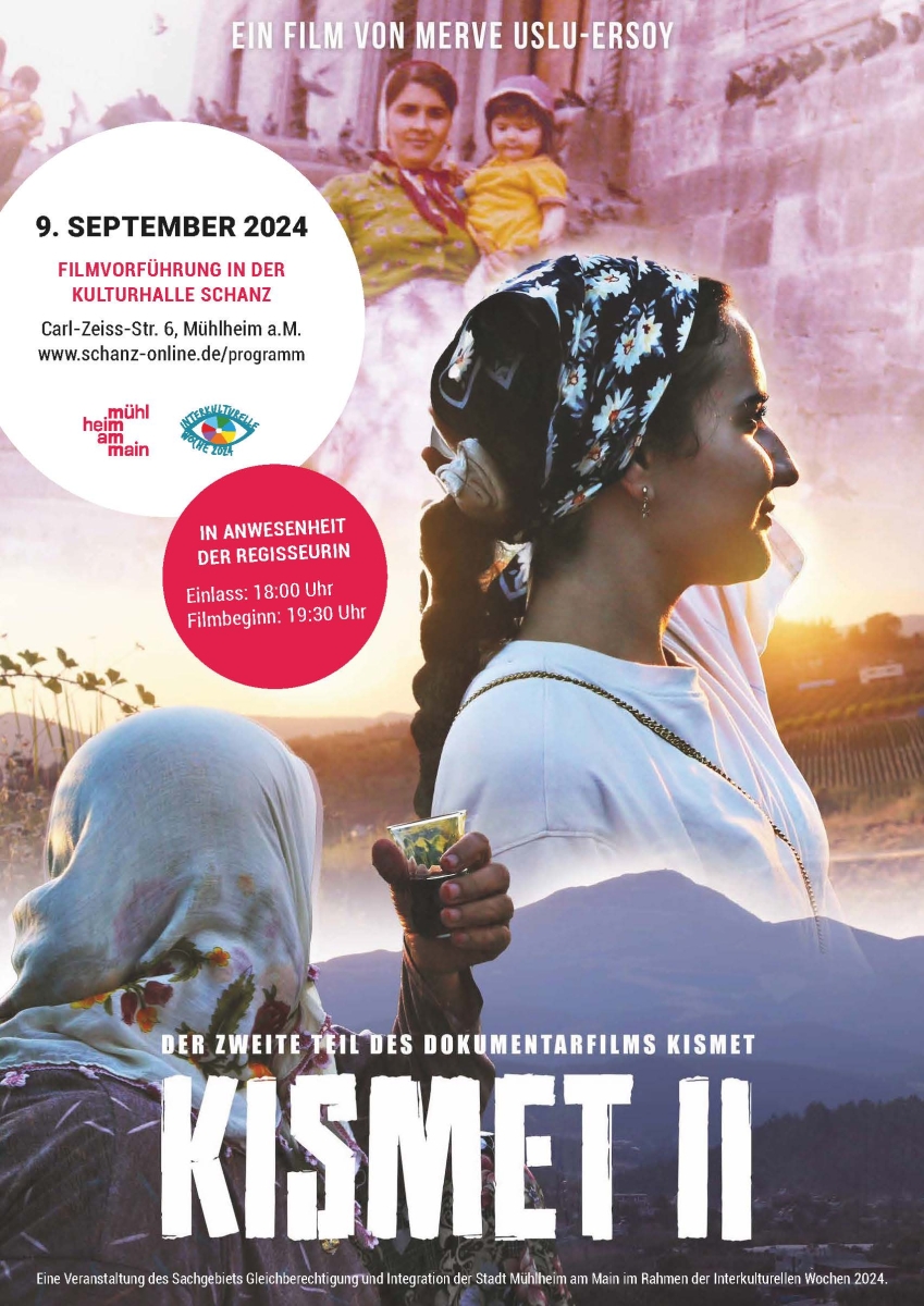 Veranstaltungsplakat Filmvorführung „KISMET II – Weißt du, wie es ist, ein Leben lang zu träumen?“ Das Bild zeigt ein Plakat für einen Film. Der Film heißt Kismet 2. Er erzählt das Leben von Frauen. Die Regisseurin heißt Merve Uslu-Ersoy. Auf dem Bild sieht man drei Frauen. Eine Frau hält ein Glas in der Hand. Eine andere Frau trägt ein Kind auf dem Arm. Die Veranstaltung gehört zu den Interkulturellen Wochen 2024. Die Stadt Mühlheim organisiert die Veranstaltung.