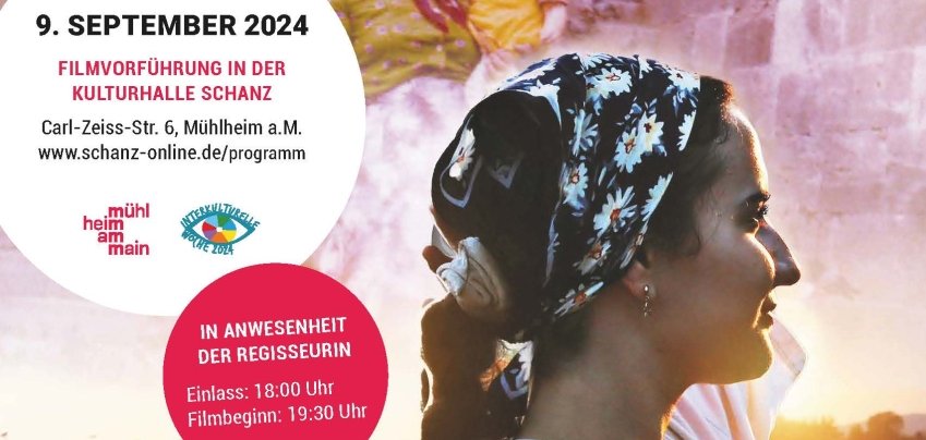 Das Bild zeigt ein Plakat für einen Film. Der Film heißt Kismet 2. Er erzählt das Leben von Frauen. Die Regisseurin heißt Merve Uslu-Ersoy. Auf dem Bild sieht man drei Frauen. Eine Frau hält ein Glas in der Hand. Eine andere Frau trägt ein Kind auf dem Arm. Die Veranstaltung gehört zu den Interkulturellen Wochen 2024. Die Stadt Mühlheim organisiert die Veranstaltung.