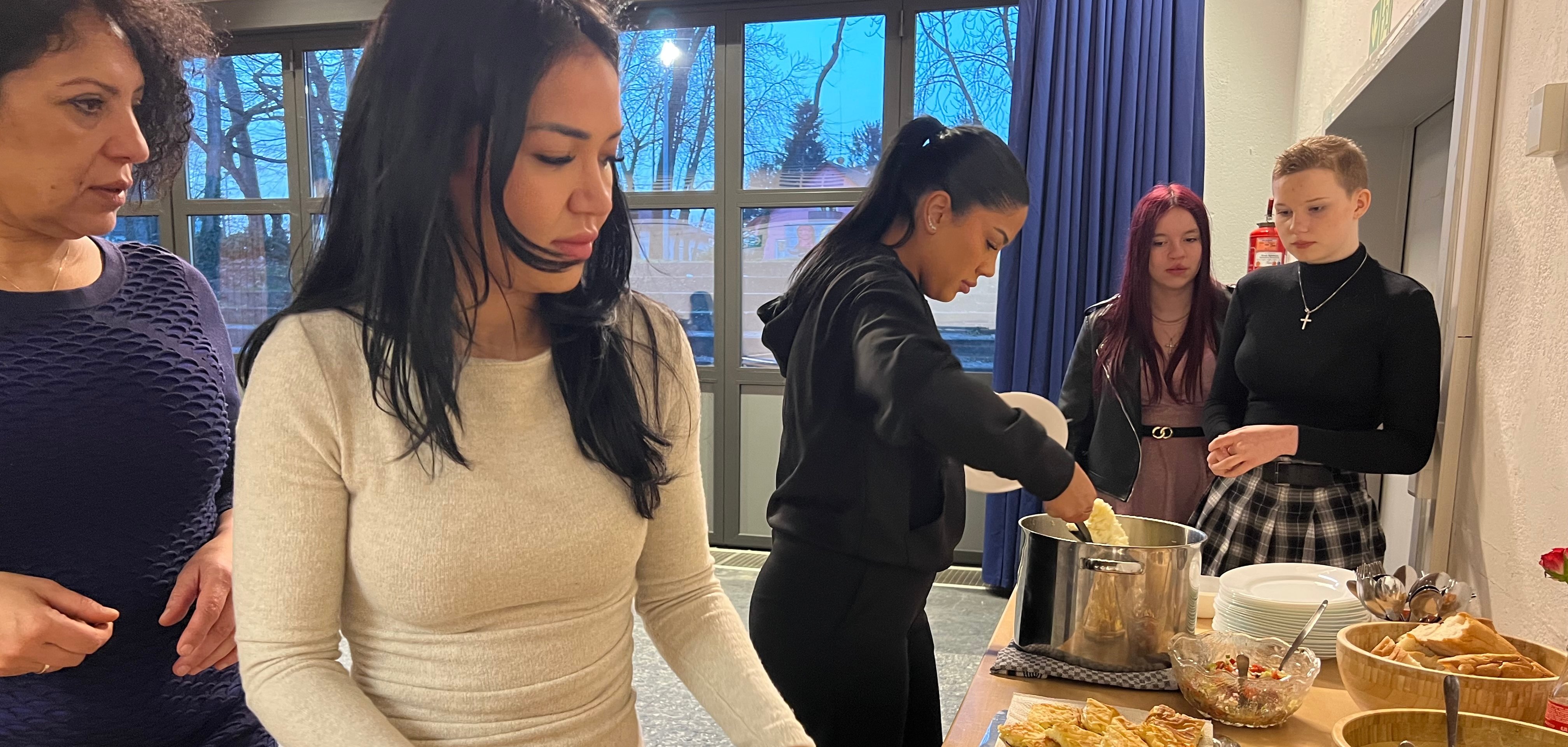 Fastenbrechen gleich doppelt | Die Jugendförderung feiert kulinarische Abende mit Jugendlichen und Frauen Fastenbrechen gleich doppelt | Die Jugendförderung feiert kulinarische Abende mit Jugendlichen und Frauen