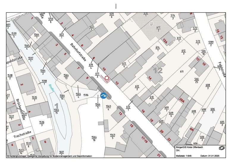 Das Bild zeigt einen detaillierten Lageplan der Bahnhofstraße in Mühlheim am Main. Gebäude sind grau dargestellt und mit Hausnummern beschriftet. Die Bahnhofstraße verläuft mittig durch die Karte. Markierungen wie ein rot umrandeter Kreis und ein blaues Verkehrsschild weisen auf Bauarbeiten und eine Teilsperrung hin.