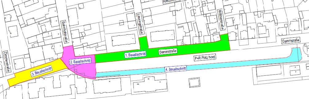 Eine Karte zeigt den Bauplan für eine Baustelle in der Dammstraße. Es gibt vier Bauabschnitte, die in verschiedenen Farben markiert sind. Die Baustelle betrifft Straßen und Wege. Auf der Karte sind Häuser und Straßen eingezeichnet.