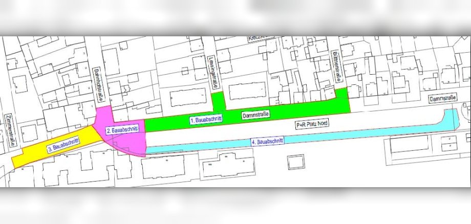 Eine Karte zeigt den Bauplan für eine Baustelle in der Dammstraße. Es gibt vier Bauabschnitte, die in verschiedenen Farben markiert sind. Die Baustelle betrifft Straßen und Wege. Auf der Karte sind Häuser und Straßen eingezeichnet.
