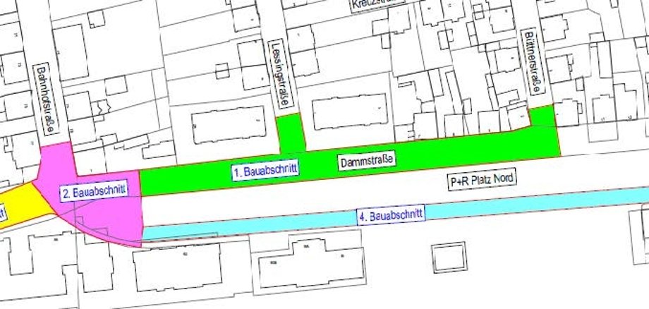 Eine Karte zeigt den Bauplan für eine Baustelle in der Dammstraße. Es gibt vier Bauabschnitte, die in verschiedenen Farben markiert sind. Die Baustelle betrifft Straßen und Wege. Auf der Karte sind Häuser und Straßen eingezeichnet.