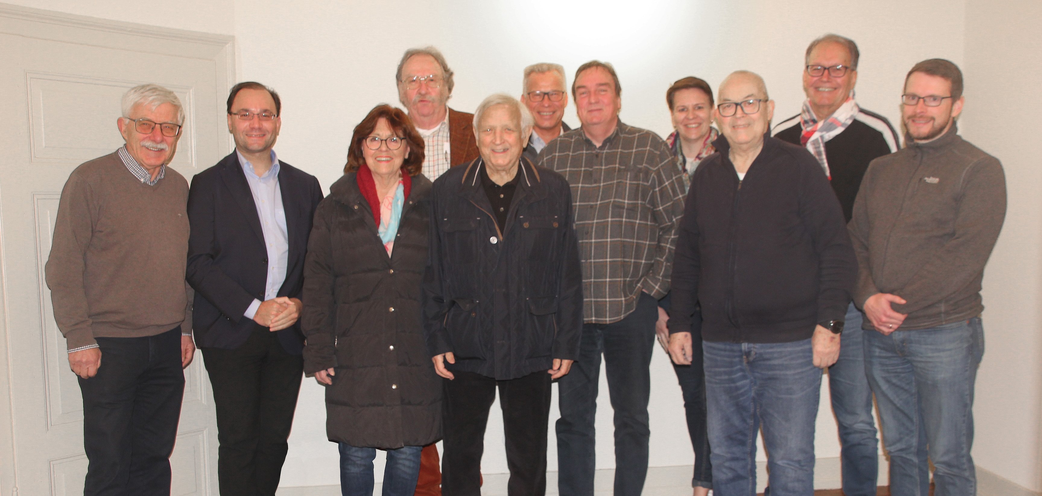 VVM tagt in der Mühlheimer Brückenmühle Das Bild zeigt eine Gruppe von zehn Personen, die nebeneinander in einem Raum stehen. Alle schauen freundlich in die Kamera. Unter den Personen ist auch Bürgermeister Dr. Alexander Krey.