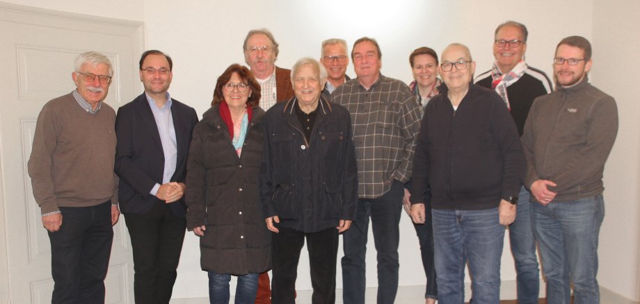 Das Bild zeigt eine Gruppe von zehn Personen, die nebeneinander in einem Raum stehen. Alle schauen freundlich in die Kamera. Unter den Personen ist auch Bürgermeister Dr. Alexander Krey.