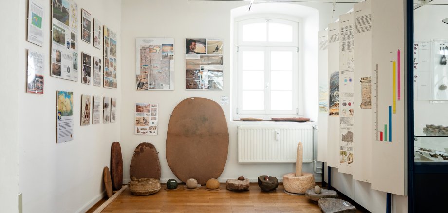 Blick in die vor- und frühgeschichtliche Ausstellung mit der großen Reibeplatte im Bildmittelpunkt