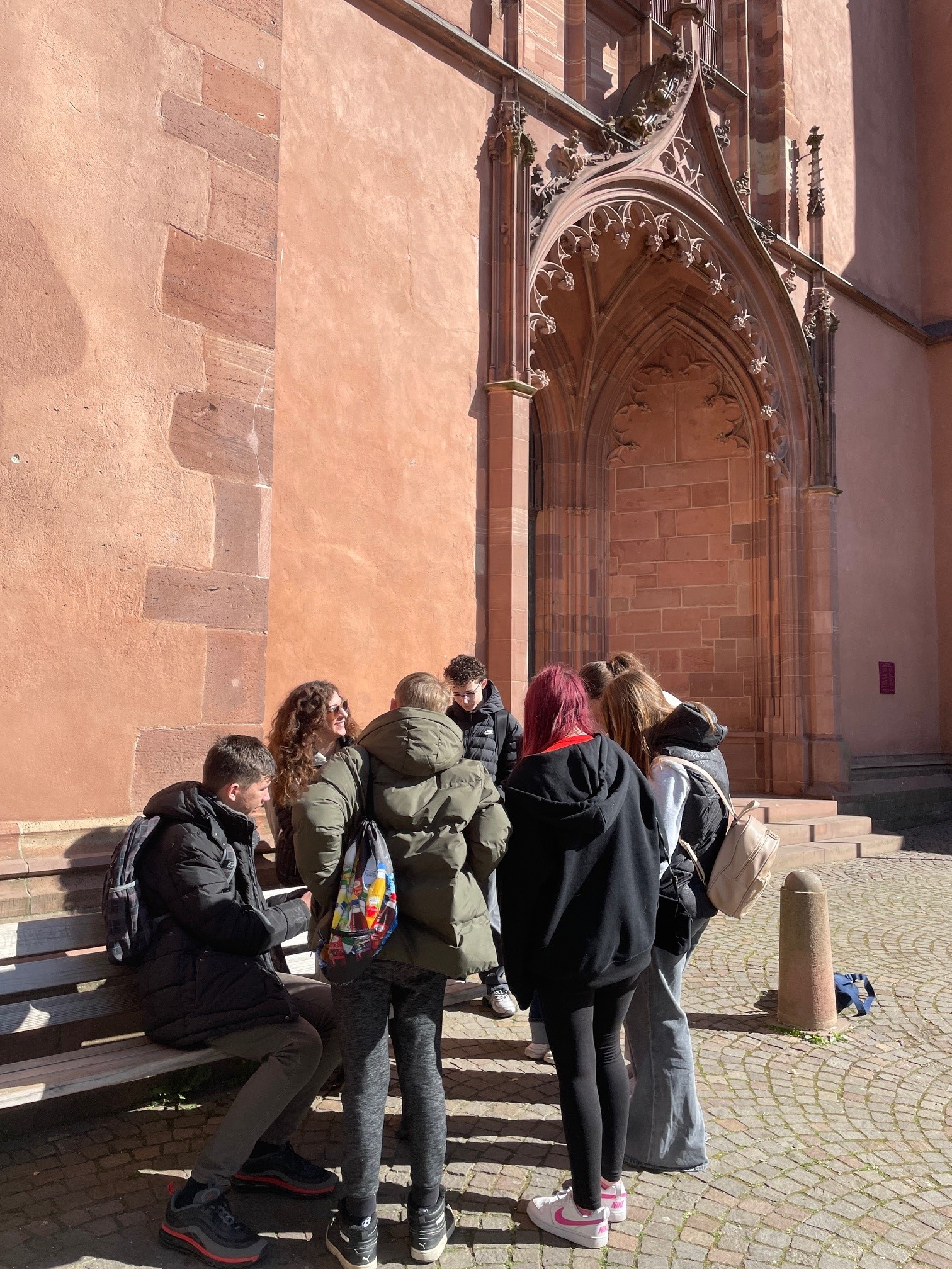 Maria Nuovo (sitzend auf der Bank) mit Schülern der Friedrich-Ebert-Schule und des Friedrich-Ebert-Gymnasiums auf dem Römer in Frankfurt Maria Nuovo (sitzend auf der Bank) mit Schülern der Friedrich-Ebert-Schule und des Friedrich-Ebert-Gymnasiums auf dem Römer in Frankfurt