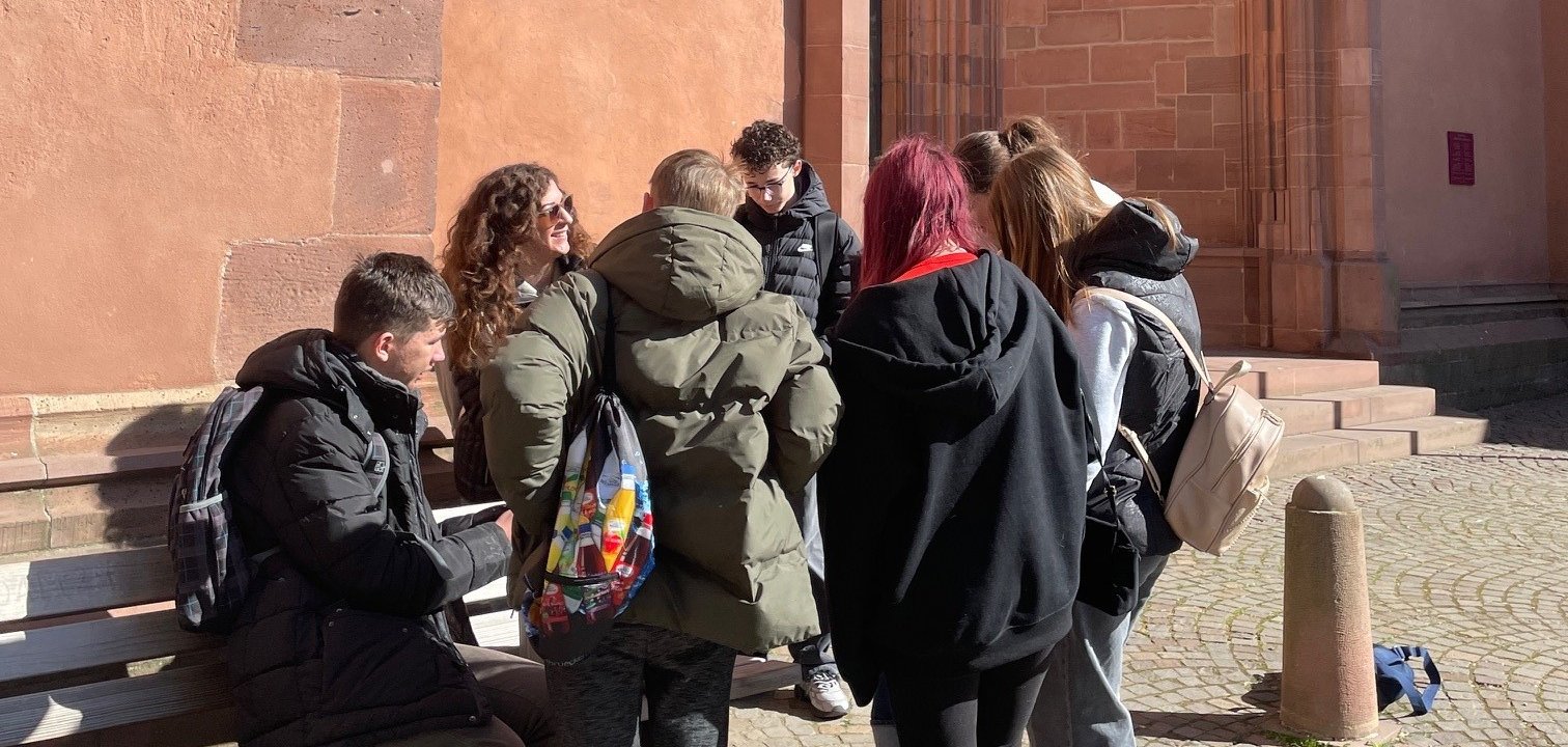 Maria Nuovo (sitzend auf der Bank) mit Schülern der Friedrich-Ebert-Schule und des Friedrich-Ebert-Gymnasiums auf dem Römer in Frankfurt Maria Nuovo (sitzend auf der Bank) mit Schülern der Friedrich-Ebert-Schule und des Friedrich-Ebert-Gymnasiums auf dem Römer in Frankfurt