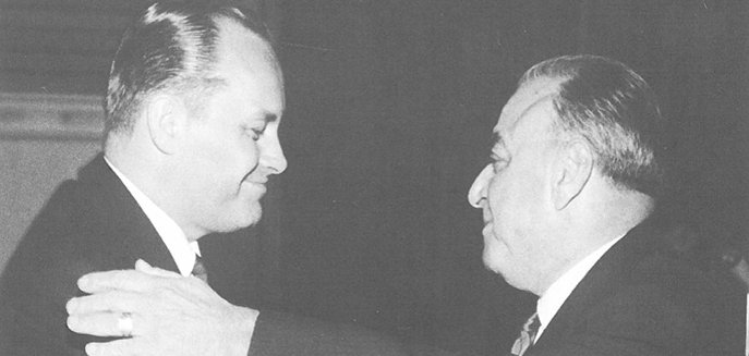 Foto von 1966_Bürgermeister Grasmück (l) schüttelt Bürgermeister Ottina (r) die Hand