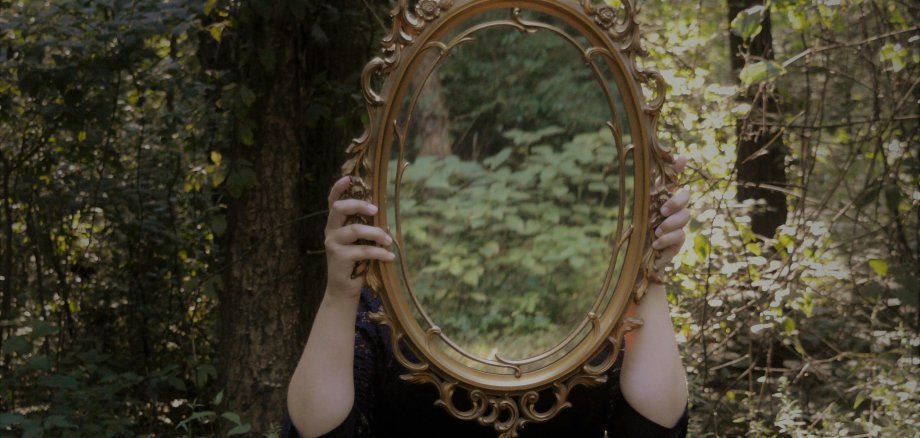 Frau mit Spiegel im Wald