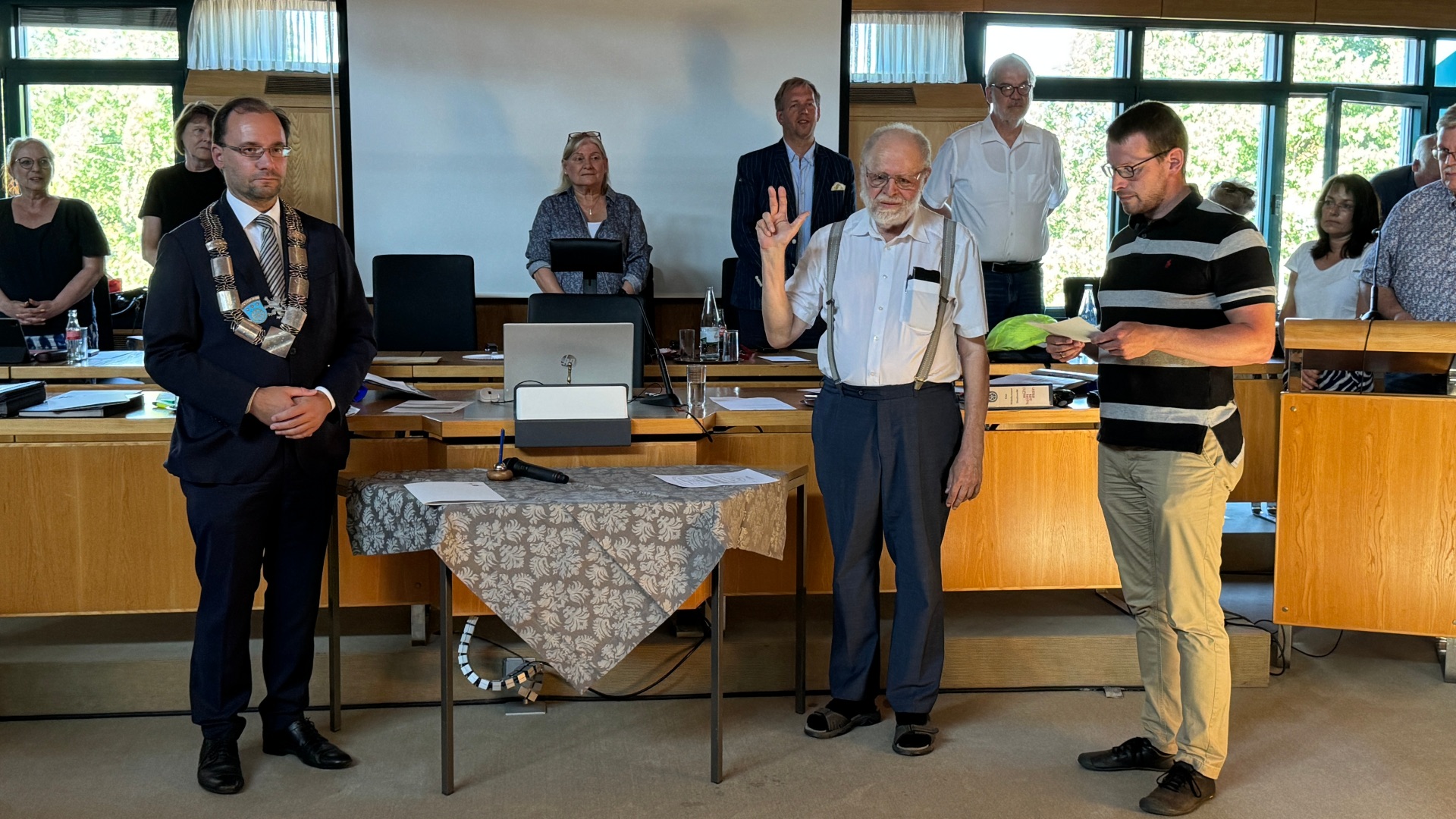 Rainer Kraft legt seinen Eid als neuer Stadtrat ab Rainer Kraft legt seinen Eid als neuer Stadtrat ab
