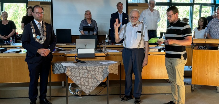 Rainer Kraft legt seinen Eid als neuer Stadtrat ab