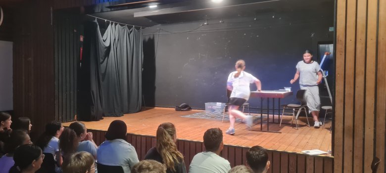 Sketch-Show_Impression von der Bühne im Jugendzentrum