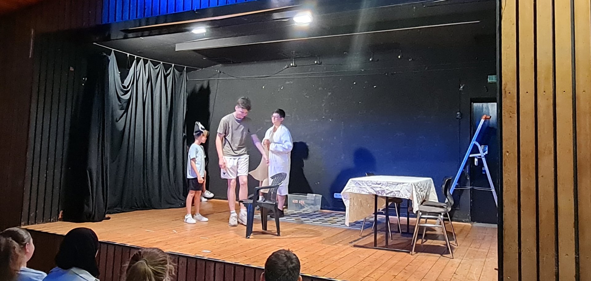 Sketch-Show_Impression von der Bühne im Jugendzentrum Sketch-Show_Impression von der Bühne im Jugendzentrum