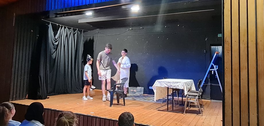 Sketch-Show_Impression von der Bühne im Jugendzentrum