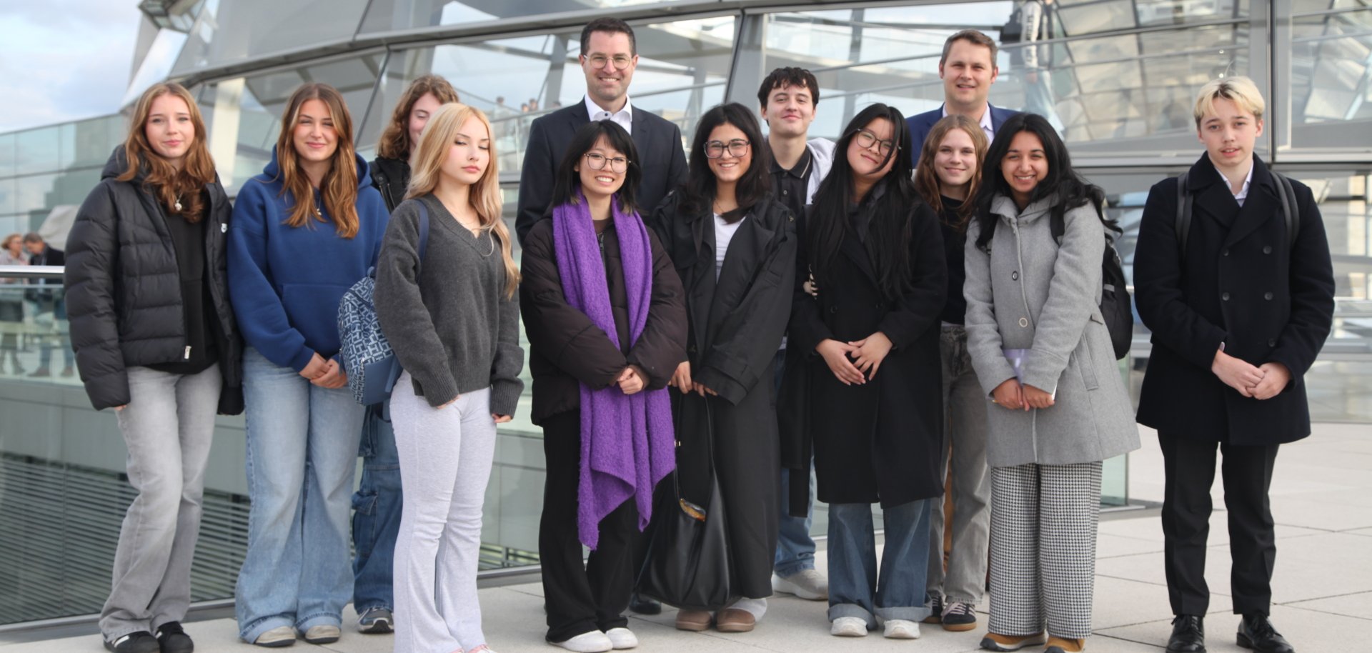 Jugendliche treffen Björn Simon, MdB (links), in Berlin